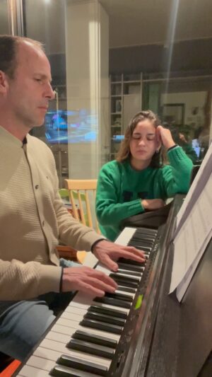 Paloma Soto Instagram - Sábado, noche y música.
Haciendo hora para ir por nuestros hijos que nadan de carrete.
Les Comparto nuestra espera 🤎