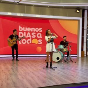 Paloma Soto Instagram - Presentando FUISTE TU
En @buenosdiasatodoscl 
Vamos, seguimos remando.

🎸 @fabianenelpiano 
🥁 @allfunkso

Styling @doloresgazitua