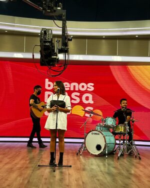 Paloma Soto Instagram - Presentando FUISTE TU
En @buenosdiasatodoscl 
Vamos, seguimos remando.

🎸 @fabianenelpiano 
🥁 @allfunkso

Styling @doloresgazitua