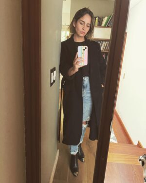 Paloma Soto Instagram - Egocentrismo chic. Si, me encanta sacarle fotos a mis looks del día…
Cosas que uno hace por que sí.
Sea cual sea, producida o no. Da lo mismo. Me gusta hacerlo y era.. a algunas les encanta y otras me dicen que me visto como el 🍄 

Pero yo pienso…
Tanto te importa como sea yo a ver ….
Tanto te importa 😌
Fluye