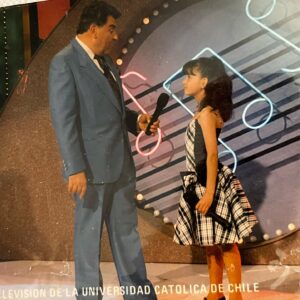Paloma Soto Instagram - Una Palomita cantante.
Tan insegura siempre, pero igual me subía a cantar.
Siempre en la musica.
Me abrazo, con 40 años, abrazo a esa bebé tan inocente. ❤️
