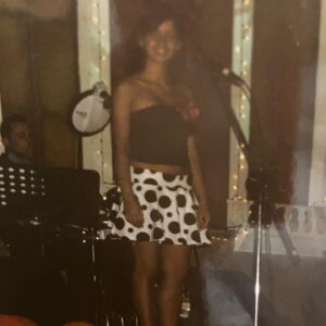 Paloma Soto Instagram - Una Palomita cantante.
Tan insegura siempre, pero igual me subía a cantar.
Siempre en la musica.
Me abrazo, con 40 años, abrazo a esa bebé tan inocente. ❤️