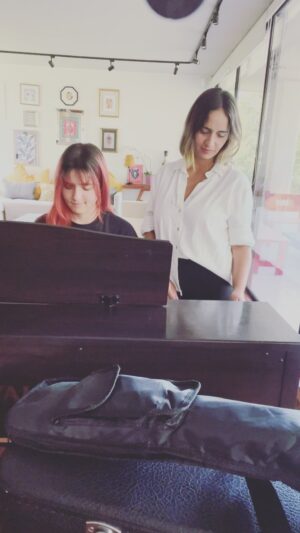 Paloma Soto Instagram - Cantar con mi hija en el piano, es una sensación tan rica, es algo alucinante. Es mi primer bebé! Y mírenla ahora… acompaña a su mamá. ( eso fue muy Mamá) pero es tan cierto.
Me emociono y les comparto✨❤️
🎹 Jesu