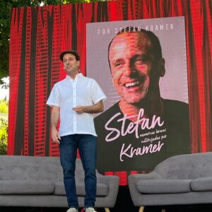 Paloma Soto Instagram - Quiero abrir mi corazón para contarles que estoy muy enamorada y que admiro con todo mi corazón a mi compañero de vida.
@stefankramer
Escribir un libro, es un acto de valentía y generosidad al compartir lo vivido.
Estoy muy orgullosa de ti.