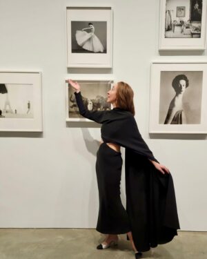 Pamela Golbin Instagram - Celebrating #Avedon100 with an iconic retrospective @gagosian of #RichardAvedon to mark his centennial.

Thank you #LauraAvedon @avedonfoundation for your invitation to participate in this exceptional show.

I choose the top image of supermodel Dovima because it captured so intimately the beauty and elegance of an era, that of the Golden Age of Parisian Couture. Wearing a Balenciaga couture ballgown, Dovima is suspended in movement exuding an enchanted state of grace and romantic reverie that continues to resonate so strongly today.