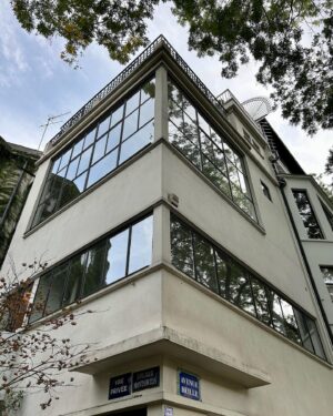 Pamela Golbin Instagram - #Iconic #Architecture by #LeCourbusier for #Ozenfant #1923 
📸 and #laughs @rdepam