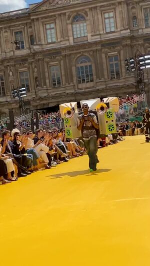 Pamela Golbin Instagram - #PumpUpTheVolume @louisvuitton @virgilabloh 🔊📣🔊