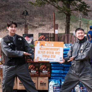 Pani Bottle Instagram - 연봉인상&팬 분들&지원자 분들&지인 인플루언서들
이 모여서 진행한 유기견 봉사!   사료 기부!

강아지들이 너무 착하고 순해서 놀랐습니다

저는 여행을 많이 다녀 개를 키울 수 없는 환경이지만
혹 반려견 생각이 있으신 분들이라면
사지말고 입양해보시는 걸 적극적으로 고려해보세요!

사료 기부 해주신 #하림펫푸드 #창현거리노래방
정말 감사드립니다!

올해 2천만원 기부 끝!
다음 봉사활동에서 찾아뵙겠습니다!