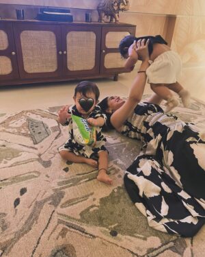 Pankhuri Awasthy Rode Instagram - and we are 11 months old now! 🖤🤍🖤🤍🖤

 #mamaandbabies #mumlife #twins #rode #life