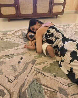 Pankhuri Awasthy Rode Instagram - and we are 11 months old now! 🖤🤍🖤🤍🖤

 #mamaandbabies #mumlife #twins #rode #life