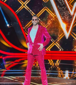 Panos Mouzourakis Instagram - The winner takes it all… @panosmouzourakis  @thevoiceofgreece finale wearing magenta velvet suit with swarovski crystals @st_mandelou_roula shoes @celine jewelry @elegant_handmade @ep_jewelry sunglasses @musurus 
Styling @dennis_kolpodinos 
Make-up @olympiakollia 
Hair @nasos_asimakopoulos 
Styling assist @vasilis_vyrgiotis 
.
.
#thevoice #thevoiceofgreece #final #coach #fashion #fashionstyle #fashiongram #instafashion #fashiongram #styling #stylish #stylist #crystals #swarovski