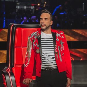 Panos Mouzourakis Instagram - The King @panosmouzourakis @thevoiceofgreece first live show 
Styling @dennis_kolpodinos 
Make up @olympiakollia 
Hair @nasos_asimakopoulos 
Styling assist @vasilis_vyrgiotis 
.
.
#panosmouzourakis #thevoice #singer #style #styling #stylistlife #fashion #fashionstyle #fashionable #fashiongram #instafashion