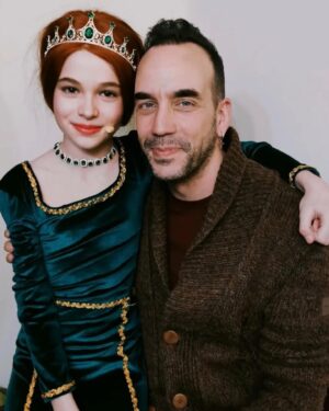 Panos Mouzourakis Instagram - Πήγα χθες στην παράσταση @shrekthemusicalgr να καμαρώσω στο ντεμπούτο της την βαφτιστήρα μου, την Έλενα, που υποδύεται την Φιόνα στη μικρή της ηλικία, να ξεκαρδιστώ στα γέλια με τον υπέροχο Μάρκο Σεφερλή στον πρωταγωνιστικό ρόλο και να απολαύσω την Λουίζα που ξεδιπλώνει όλα της τα χορευτικά, φωνητικά και υποκριτικά της ταλέντα. 

Πήρα πολλά περισσότερα! Είδα μια παράσταση φτιαγμένη με αγάπη και ταλέντο, τέλεια κουρδισμένη ορχήστρα και φωνές, ένα απαιτητικό μιούζικαλ που είναι διασκεδαστικό και διδακτικό. 

Αν και δεν είμαι κριτικός θεάτρου η αίσθησή μου είναι ότι τα προσεγμένα κοστούμια υποστήριζαν τις ερμηνείες, που ζωντάνευαν με ακρίβεια και σεβασμό τους animation χαρακτήρες που αγαπήσαμε, από ένα πολύ καλά διαλεγμένο καστ. 

Είναι μια πανέμορφη παραγωγή που άνετα θα έλαμπε σε κάποια αίθουσα του Μεγάρου Μουσικής. 

Έλενά μου, καλή σταδιοδρομία! 

@g.mantas__  @markos_seferlis_real @louizapyriohouguy @aris_veremis_makeup 
@shrekthemusicalgr 👏👏