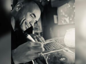 Panos Mouzourakis Instagram - Χθες γιορτάσαμε στον Μπλε Παπαγάλο την κυκλοφορία του δίσκου «Μεγαλώνω» ή, αλλιώς, τα καλλιτεχνικά μας γενέθλια με τα αδέλφια μου, Θέμη και Γεράσιμο. 

Χθες κυκλοφόρησε και το ομότιτλο βιντεοκλίπ, το πρώτο από τα 5 που έρχονται και θα σας φανερώνονται σιγά σιγά για να μπορέσετε να τα αφουγκραστείτε δεόντως.. και γιατί δεν τα έχουμε έτοιμα..! 

Ένα ευχαριστώ σε όλους για τη ζεστή μας βραδιά που με γέμισε χαρά και ευγνωμοσύνη! 

📸: Μανώλης Χιώτης, Πάνος Νικολακόπουλος, Άκης Δημαράς