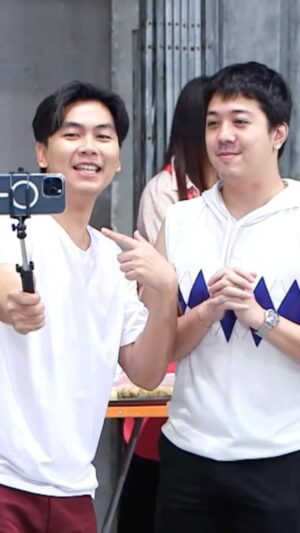 Panupan Jantanawong Instagram - พี่จองและคัลแลน…ฝึกพูดภาษาไทย!!! ชื่อน้องก้อย ฮามากกก🤣🤣🤣
#เจแปนภานุพรรณ #หมูเติ้ลbuffet #เบื้องหลังworkpoint #workpoint23 #หกฉากครับจารย์ #พี่จอง #พี่จองคัลแลน #คัลแลน #ฝึกพูดภาษาไทย #คนไทยเป็นคนตลก