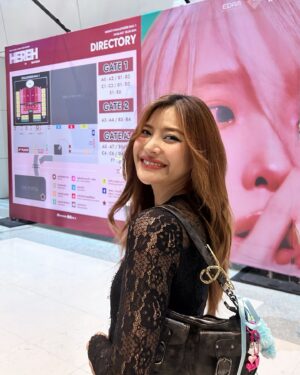 Panyanut Jirarottanakasem Instagram - Dress code Day2: Black&Red 🖤❤️ เกิดมาไม่เคยใส่ เพื่อพี่ลี่ ยอม ฮีลใจ หูเคลือบทองสุดๆเมื่อวาน เวลาผ่านไปไวมาก เปิดดูคลิปที่อัดวนไป ฮืออ ดียย์มากเลย #iuherehworldtour #iuherehworldtourinbangkok #iu