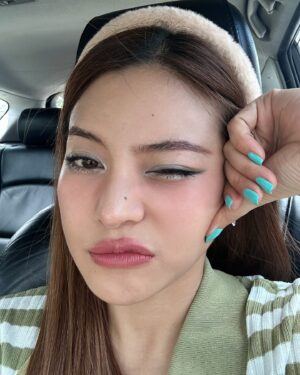 Panyanut Jirarottanakasem Instagram - แต่งหน้ามากายภาพ 🍭🦕🩵🍬🔫 #selfie