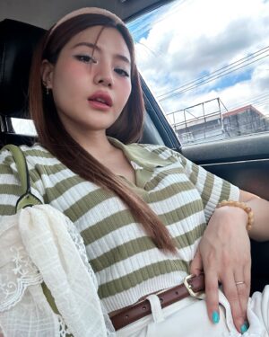 Panyanut Jirarottanakasem Instagram - แต่งหน้ามากายภาพ 🍭🦕🩵🍬🔫 #selfie