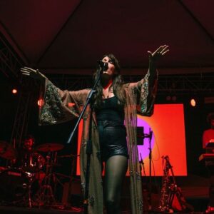 Paola Navarrete Instagram - GRACIAS GUAYAQUIL!!! ❤️❤️❤️ estuvo realmente hermoso 🙌🏻🙌🏻🙌🏻 Disfrutamos mucho ayer! Gracias x cantar conmigo, por tanto amooor y a toda la organización @monowavego estuvo súper! A mi Banda querida @sebastian.jaramillo.calero @ferprocel3 @camiloperezzzzz @a_l_h_e_l_i , a mis invitados en la sección de vientos @robertboschsax y @galo.centeno.1 A mi equipo @jjripalda @andrescede1 lucho, @polimusicec ❤️ y @cadaverexmusic  @pandedulc3 se lucieron!!!

Seguimoooos con la Gira Aries 🔥Hoy Cuenca en @theterracecuenca , mañana Loja en @gatosucoloja 
Compren sus entradas en @buenplantickets 

📸 x la increíble @adrianoide @gomezadrianastudio