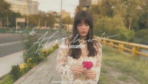 Paola Navarrete Instagram - Acaba de salir el lyric video de “Algo Discreto”🌺

Esta canción fue de las últimas que escribí para el disco y me la escribí a mi misma. Siempre he pensado que cuando dices verdades en voz alta, tu percepción cambia y se aligera todo. La idea de perder el control, envejecer y reconocerme tal cual soy, siempre me habían dado miedo. No por las arrugas, pero sí porque la adultez es difícil, las responsabilidades y el “tener que ser algo” siempre las sentía con una presión fuertísima. Y una presión que yo solita me ponía y me pongo. Supongo que es parte de este fuego ariano de quererlo controlar todo. Definitivamente.. no es algo discreto 🌺