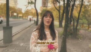 Paola Navarrete Instagram - Acaba de salir el lyric video de “Algo Discreto”🌺

Esta canción fue de las últimas que escribí para el disco y me la escribí a mi misma. Siempre he pensado que cuando dices verdades en voz alta, tu percepción cambia y se aligera todo. La idea de perder el control, envejecer y reconocerme tal cual soy, siempre me habían dado miedo. No por las arrugas, pero sí porque la adultez es difícil, las responsabilidades y el “tener que ser algo” siempre las sentía con una presión fuertísima. Y una presión que yo solita me ponía y me pongo. Supongo que es parte de este fuego ariano de quererlo controlar todo. Definitivamente.. no es algo discreto 🌺