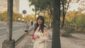 Paola Navarrete Instagram - Acaba de salir el lyric video de “Algo Discreto”🌺

Esta canción fue de las últimas que escribí para el disco y me la escribí a mi misma. Siempre he pensado que cuando dices verdades en voz alta, tu percepción cambia y se aligera todo. La idea de perder el control, envejecer y reconocerme tal cual soy, siempre me habían dado miedo. No por las arrugas, pero sí porque la adultez es difícil, las responsabilidades y el “tener que ser algo” siempre las sentía con una presión fuertísima. Y una presión que yo solita me ponía y me pongo. Supongo que es parte de este fuego ariano de quererlo controlar todo. Definitivamente.. no es algo discreto 🌺