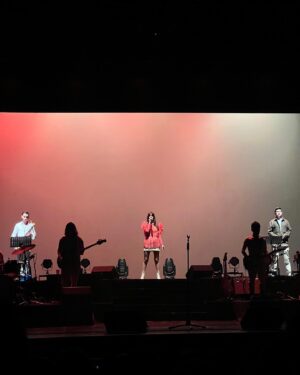 Paola Navarrete Instagram - No son las oficiales pero ya no me aguanté 🥰 
Todavía estoy procesando lo que pasó y como todo lo que había imaginado lo volvimos una realidad! 
Las palabras se quedan cortas para decirles cuánto amé esta noche y lo agradecida que estoy con todos los que hicieron posible esto!!! 

Primero que nada a mi amorcito @sebastian.jaramillo.calero por apoyarme siempre y ser el mejor ❤️❤️❤️

A mi banda querida @raulmolina @ferprocel3 @camiloperezzzzz @a_l_h_e_l_i @chelo430 Se pasaron en verdad! Muchas gracias por se la mejor banda q alguien podría pedir 🤩 (@mauro.smaniego te extrañamos mucho) 

A mi querido @elromanticodelaperla Gracias por dar tan hermoso show 🥰

A mis invitados 🫶 @___latorre___  @fe.lipele @saxodan1846 @pablo.egutierrez 

A mi equipo querido! @polimusicec @tono.club @adrianoide @@dannythevoid @juandiegomonsalve_  @davidjowhari @gisellaheredian @julesr_18 gracias por su trabajo impecable ❤️ 

A @mariapuentesilva x ayudarme a diseñar mi vestuario y Merch a lo lejos 💃🏻 te extraño siempre 

Al @teatronacionalsucre @fabiolapazmino.g @luisaseif por ser el mejor teatro y cumplir mis sueños! 

A @andesbrewing @casa__kiki @arpaybranding @radio_cocoa @pabloguerreroec @vogelguitars x el apoyo 🙌🏻

Y obviamente a todos los que fueron y cantaron y a los que vinieron de lejos! No saben cuánto lo aprecié 🥰 
Mil gracias!! Seguimoooos 

Créditos fotos: 

1,3,9 : @gabrielperez.art 
2,5 : @juandiegomonsalve_ 
6,7,8 : @priscilazumarraga 
4: @ferprocel3 
10 : @julesr_18