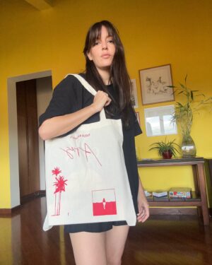 Paola Navarrete Instagram - Tenemos Merch!! ❤️❤️❤️ camisetas, bolsos, casettes, stickers, afiches y más! Todo estará disponible durante la gira 🙌🏻 

Si quieres comprar alguna pieza escríbeme por interno 😉

Desde que empezó este viaje de ARIES sabía que la parte visual iba a ser desafiante porque me había propuesto hacerla yo misma y no sabía muy bien por donde empezar ni cuál iba a ser el resultado final. Ahora tiempo después poder ver plasmada esas imágenes en prendas es algo que me pone muy feliz! Un shout out especial a mi hermana @mariapuentesilva por ayudarme a diseñarlas y obviamente a mi Ñaña @elinavarretea y @adrianoide por su participación en la creación de estas piezas gráficas ❤️❤️❤️ Las amo! 

*está clarísimo que me tome las fotos yo misma y por eso Aries está al revés 😂😂😂
