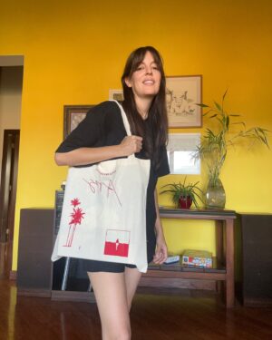 Paola Navarrete Instagram - Tenemos Merch!! ❤️❤️❤️ camisetas, bolsos, casettes, stickers, afiches y más! Todo estará disponible durante la gira 🙌🏻 

Si quieres comprar alguna pieza escríbeme por interno 😉

Desde que empezó este viaje de ARIES sabía que la parte visual iba a ser desafiante porque me había propuesto hacerla yo misma y no sabía muy bien por donde empezar ni cuál iba a ser el resultado final. Ahora tiempo después poder ver plasmada esas imágenes en prendas es algo que me pone muy feliz! Un shout out especial a mi hermana @mariapuentesilva por ayudarme a diseñarlas y obviamente a mi Ñaña @elinavarretea y @adrianoide por su participación en la creación de estas piezas gráficas ❤️❤️❤️ Las amo! 

*está clarísimo que me tome las fotos yo misma y por eso Aries está al revés 😂😂😂