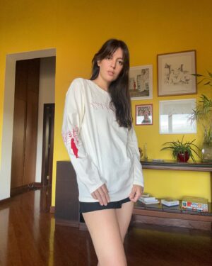 Paola Navarrete Instagram - Tenemos Merch!! ❤️❤️❤️ camisetas, bolsos, casettes, stickers, afiches y más! Todo estará disponible durante la gira 🙌🏻 

Si quieres comprar alguna pieza escríbeme por interno 😉

Desde que empezó este viaje de ARIES sabía que la parte visual iba a ser desafiante porque me había propuesto hacerla yo misma y no sabía muy bien por donde empezar ni cuál iba a ser el resultado final. Ahora tiempo después poder ver plasmada esas imágenes en prendas es algo que me pone muy feliz! Un shout out especial a mi hermana @mariapuentesilva por ayudarme a diseñarlas y obviamente a mi Ñaña @elinavarretea y @adrianoide por su participación en la creación de estas piezas gráficas ❤️❤️❤️ Las amo! 

*está clarísimo que me tome las fotos yo misma y por eso Aries está al revés 😂😂😂