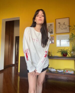 Paola Navarrete Instagram - Tenemos Merch!! ❤️❤️❤️ camisetas, bolsos, casettes, stickers, afiches y más! Todo estará disponible durante la gira 🙌🏻 

Si quieres comprar alguna pieza escríbeme por interno 😉

Desde que empezó este viaje de ARIES sabía que la parte visual iba a ser desafiante porque me había propuesto hacerla yo misma y no sabía muy bien por donde empezar ni cuál iba a ser el resultado final. Ahora tiempo después poder ver plasmada esas imágenes en prendas es algo que me pone muy feliz! Un shout out especial a mi hermana @mariapuentesilva por ayudarme a diseñarlas y obviamente a mi Ñaña @elinavarretea y @adrianoide por su participación en la creación de estas piezas gráficas ❤️❤️❤️ Las amo! 

*está clarísimo que me tome las fotos yo misma y por eso Aries está al revés 😂😂😂
