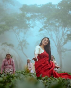 Paoli Dam Instagram - Time for a little escape☕️

Respect and love for the women whose hands craft the finest teas❤️

@abhijitpl2 
@poulami.rgupta 
@koi.worldwide 

#paolidam #makaibari #fyp #saree #tea #darjeeling