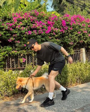 Paopetch Charoensook Instagram - Walk a dog 🐕 @iam247official #book1haven