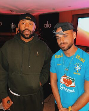 Papatinho Instagram - Hoje é aniversário de um dos meus maiores parceiros de produção, Mike Will Made It! Nessa MPC ai temos uns 30 beats feitos em colaboração, mal posso esperar pra ouvir essas pedradas na rua.. Obrigado por abrir a porta de Atlanta pra mim, Happy Birthday bro!! 👂 🥁 🌎 🇧🇷 🇺🇸!!!