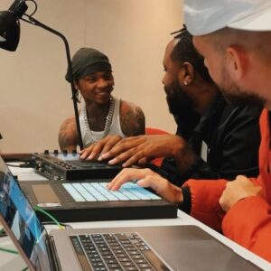 Papatinho Instagram - Hoje é aniversário de um dos meus maiores parceiros de produção, Mike Will Made It! Nessa MPC ai temos uns 30 beats feitos em colaboração, mal posso esperar pra ouvir essas pedradas na rua.. Obrigado por abrir a porta de Atlanta pra mim, Happy Birthday bro!! 👂 🥁 🌎 🇧🇷 🇺🇸!!!