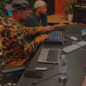 Papatinho Instagram - Hoje é aniversário de um dos meus maiores parceiros de produção, Mike Will Made It! Nessa MPC ai temos uns 30 beats feitos em colaboração, mal posso esperar pra ouvir essas pedradas na rua.. Obrigado por abrir a porta de Atlanta pra mim, Happy Birthday bro!! 👂 🥁 🌎 🇧🇷 🇺🇸!!!