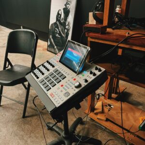 Papatinho Instagram - Muito feliz de tá colhendo os frutos das minhas viagens pra Atlanta… Acabou de sair o álbum novo da rapper mais quente do momento lá fora, e eu fui honrado em participar produzindo a faixa 8 “Outside” junto com o meu parceiro Mike Will Made it, let’s go Mike!! mais novidades vindo ai!! 👂 🥁 🇺🇸 🇧🇷 🌎 

So happy to get to show you all the work i been putting in on my trips to Atlanta... the new album by the hottest female rapper just came out, and I was honored to producing the track 8 “Outside” with my homie Mike Will Made it, let’s go Mike!! More news coming!! 👂 🥁 🇺🇸 🇧🇷 🌎
