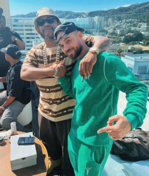 Papatinho Instagram - Quem me acompanha sabe o quanto eu me dedico pelo meu trabalho e pelo meu sonho. Já fazem 18 anos que abandonei tudo para fazer beats. Numa época onde nem existia futuro nesse mercado, e eu acreditei em um caminho “impossível” pra minha vida. Com muita dedicação eu consegui, de forma autodidata, fazer acontecer e acredito que tenha também, de certa forma, aberto portas pra toda essa nova geração de produtores do país.

Me sentia realizado com tudo o que conquistei no Brasil, mas ao mesmo tempo sentia que poderia ir mais longe. E eu precisava tentar.

Nos últimos 10 anos, quando posso, venho pros Estados Unidos, tentando conectar com a cena daqui e fazendo inúmeras sessões. Muitas das vezes em vão, muitas vezes pensei em desistir…
Mas parece que finalmente as coisas então acontecendo.

Estou há 1 mês longe da minha casa, da minha família e dos meus amigos, mas trabalhando em projetos gigantes. 🙏🏼

Ontem ganhei o reconhecimento do Dr. Dre, inacreditável! Passei o dia com Snoop Dogg, 50 Cent, Xzibit e Eminem! Esses caras são os culpados de existir o “Papatinho”. Como já falei em várias entrevistas, Dre sempre foi meu maior ídolo ao lado do Kanye. Eu tô muito feliz haha vocês não têm noção…