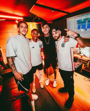 Papatinho Instagram - Que honra receber os jogadores do Flamengo aqui na Papatunes, e ter assinado a trilha sonora pro comercial da nova camisa junto com meu parceiro TOKIODK..
O novo manto tá na rua! E a música também! 🔴⚫

📸 Jorge Porci