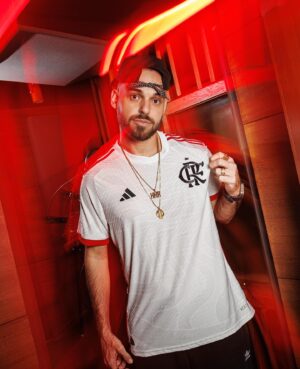 Papatinho Instagram - Que honra receber os jogadores do Flamengo aqui na Papatunes, e ter assinado a trilha sonora pro comercial da nova camisa junto com meu parceiro TOKIODK..
O novo manto tá na rua! E a música também! 🔴⚫

📸 Jorge Porci
