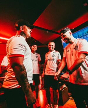 Papatinho Instagram - Que honra receber os jogadores do Flamengo aqui na Papatunes, e ter assinado a trilha sonora pro comercial da nova camisa junto com meu parceiro TOKIODK..
O novo manto tá na rua! E a música também! 🔴⚫

📸 Jorge Porci