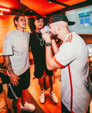 Papatinho Instagram - Que honra receber os jogadores do Flamengo aqui na Papatunes, e ter assinado a trilha sonora pro comercial da nova camisa junto com meu parceiro TOKIODK..
O novo manto tá na rua! E a música também! 🔴⚫

📸 Jorge Porci