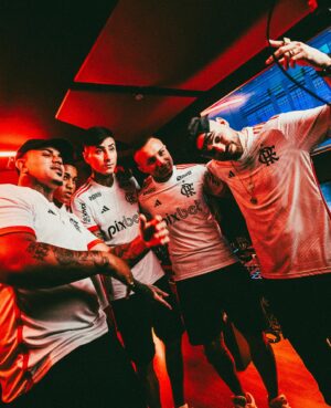 Papatinho Instagram - Que honra receber os jogadores do Flamengo aqui na Papatunes, e ter assinado a trilha sonora pro comercial da nova camisa junto com meu parceiro TOKIODK..
O novo manto tá na rua! E a música também! 🔴⚫

📸 Jorge Porci