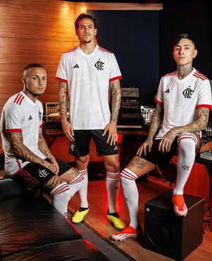 Papatinho Instagram - Que honra receber os jogadores do Flamengo aqui na Papatunes, e ter assinado a trilha sonora pro comercial da nova camisa junto com meu parceiro TOKIODK..
O novo manto tá na rua! E a música também! 🔴⚫

📸 Jorge Porci