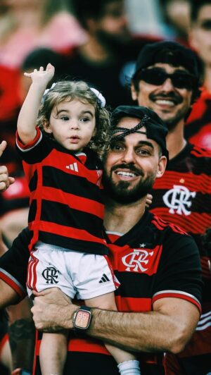 Papatinho Instagram - Luiza invadindo aqui pra contar como foi a primeira vez dela no Maracanã… ❤️🖤❤️🖤