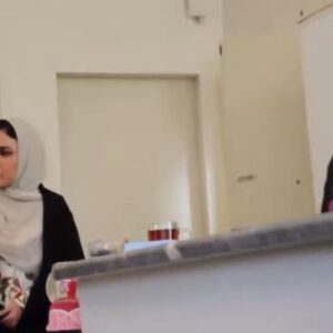 Parichehr Moshrefi Instagram - پشت صحنه فیلم سینمایی #ناخوانده 
به کارگردانی @rozbehrohipor 
تهیه کننده : @ali.roointan 
مجری طرح: @moslemi.mehrdad 
و….
.
من در نقش طوبی(خونه زری خوشگله)..👋🏻
🎬👩‍🦰👩🏼‍🦱🧕🏻..
.
سینما #سینمایی_ایرانی #پریچهر_مشرفی #بازیگر #بازیگران #ناخوانده