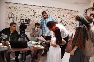 Parichehr Moshrefi Instagram - #🎬🎥 پشت صحنه فیلم کوتاه #تنهایی_سه_نفره_👪 

.🔺♦️ورق بزنییید♦️🔻

کارگردان و تهیه کننده: @mohammadreza.khaandaani 
.
مدیر تولید و برنامه ریز: @arashjahangirioriginal 
.
#دستیار_تولید و برنامه_ریز : @fatememadadiofficial 🔺

بازیگران؛
 @arashjahangiriofficial 👨‍👩‍👧
👨‍👩‍👧 @parichehrmoshrefi6 
@aseenat93 👨‍👩‍👧
.
عکاس: #📷 @hosseingolestan.official 

طراح صحنه و لباس: @solmaz.amirsadeghi 
🪩🪄🖼🪑🪞🪟⚱️🪡👘🎬
.

.
.
#فیلم #فیلم_کوتاه #تنهایی_سه_نفره_👪 #پریچهر_مشرفی #آرش_جهانگیری #محمدرضاخاندانی  ##تنهایی_۳نفره