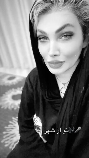 Parichehr Moshrefi Instagram - همون پست قبلی که خوندوم اینبار با اکو (Echo) گذاشتم ..
دوست دارم نظرتون رو بدونم😌🎶🔊❤️
.
.

بازم بخونم براتون🎶؟ ?😇🎤🔊❣️..
#شهر #شهرغریبه #گوگوش #پریچهر #پریچهر_مشرفی #googoosh #parichehrmoshrefi