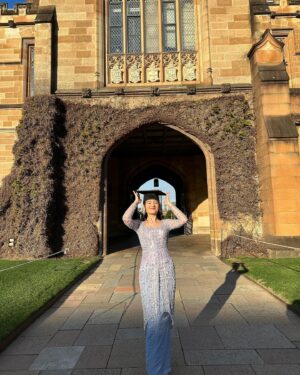 Parisa Shams Instagram - Wore my favorite kebaya and flowers bloomed all around me. It was perfect 🥹🫶🏻