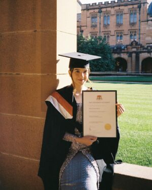 Parisa Shams Instagram - Bachelor of Commerce with double majors in Marketing and, Theatre & Performance Studies 👩🏻‍🎓🎉

I actually graduated years ago, when the borders were closed during the height of the pandemic. So I wasn’t able to attend my graduation ceremony 🥲 As heartbreaking as it was, I am still very grateful because I learned and grew so much during my university days.

I promised myself that I would still take some graduation pictures for memory sake. So here they are, better late than never! Happy and blessed 🥹🫶🏻
